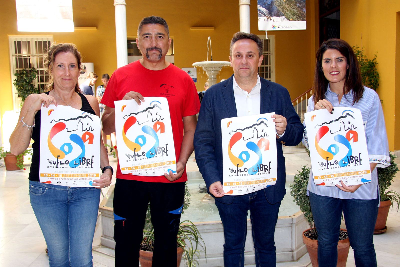 Los organizadores de la prueba junto a representantes políticos.