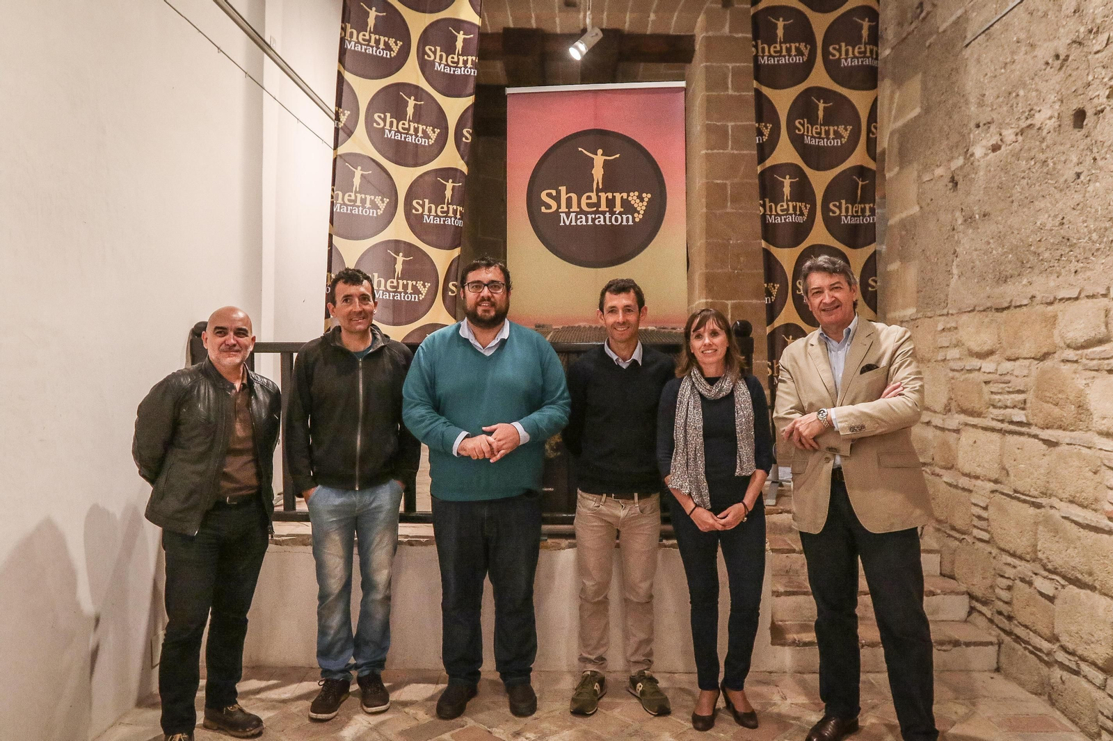 José Manuel Toledo, Miguel Heras, Jaime Armario, Roberto Heras, Laura Álvarez y César Saldaña, en la presentación de la carrera ayer en El Alcázar.