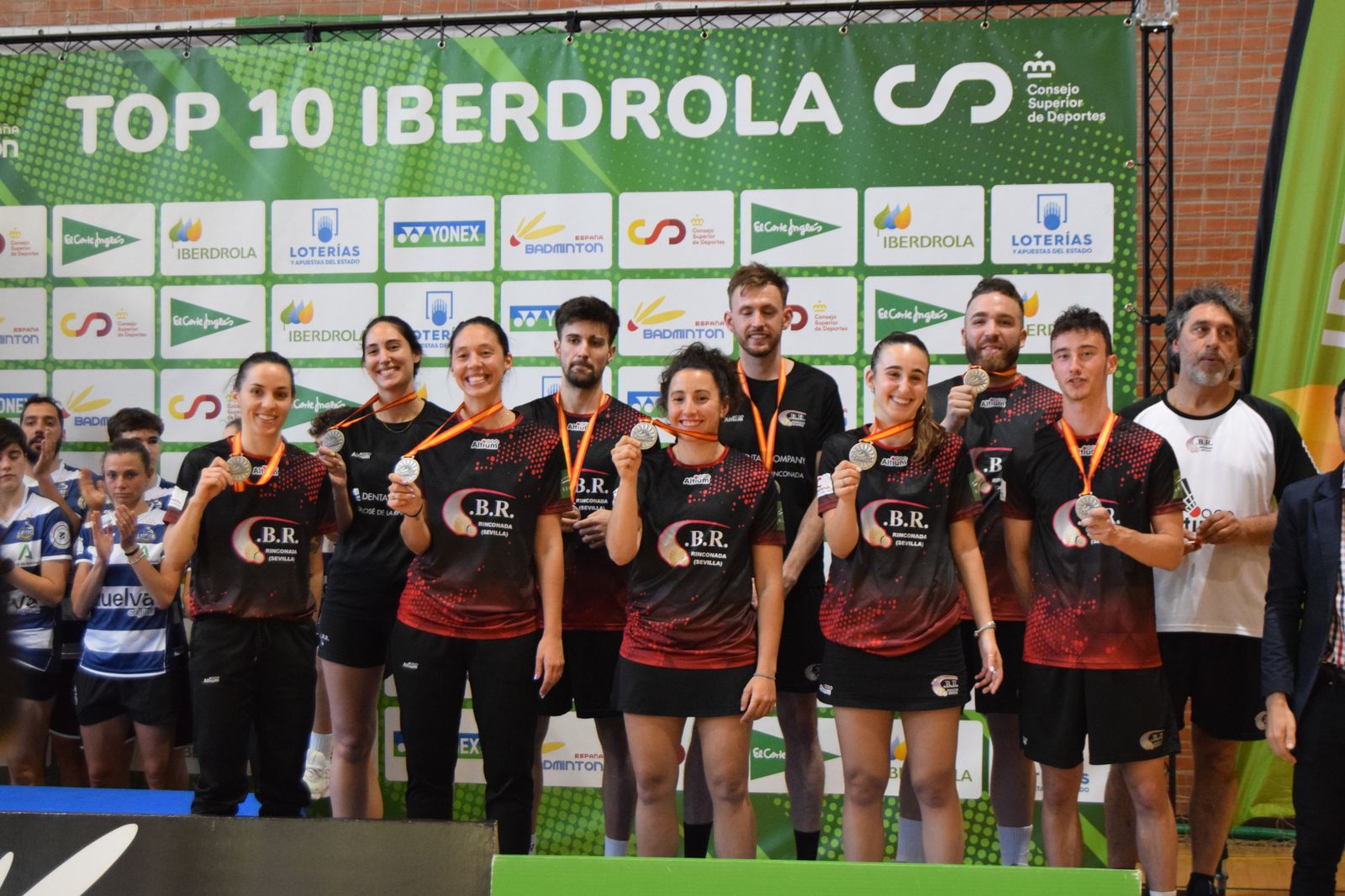 Los jugadores del Bádminton Rinconada recibiendo la medalla de subcampeones de la competición.