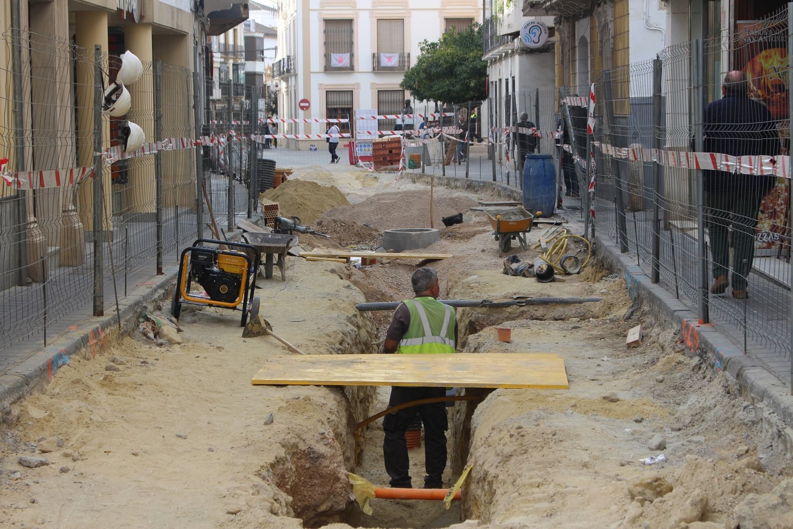 Operarios en las obras de la Puerta de Aguilar.