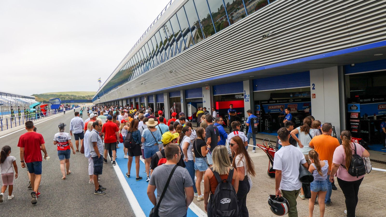 Muchos aficionados no quisieron perderse el Pit-Lane Walk.