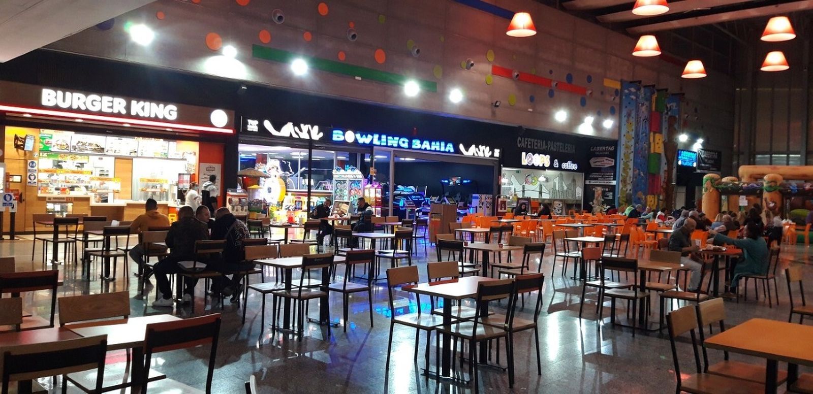 Vista parcial del interior del Centro Comercial Bahía Plaza de Palmones