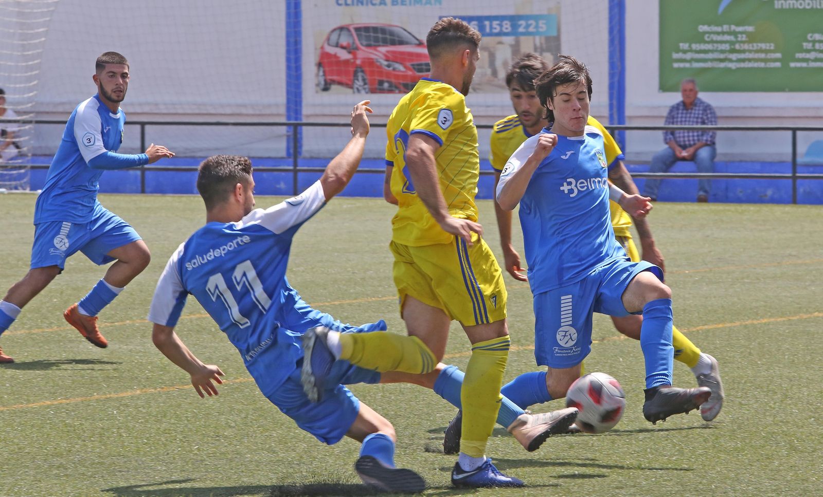 El cadista Iván Robles recibe la entrada de dos jugadores del Guadalcacín