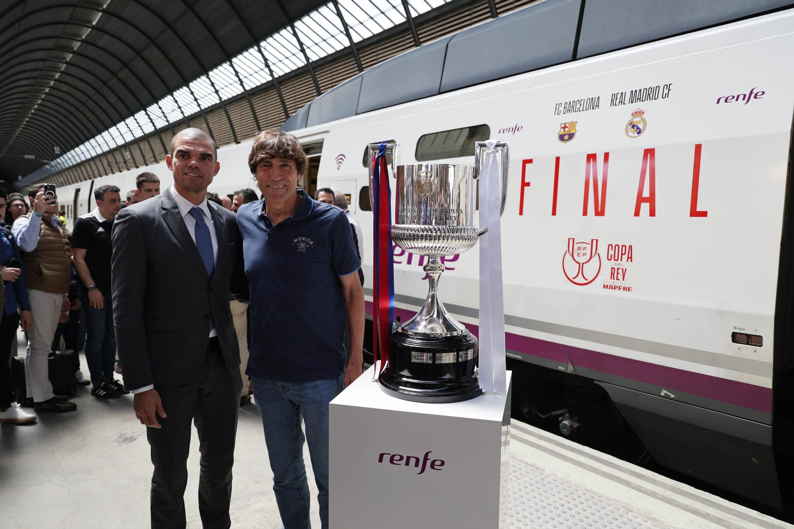 Las imágenes de la llegada de la Copa del Rey a Sevilla