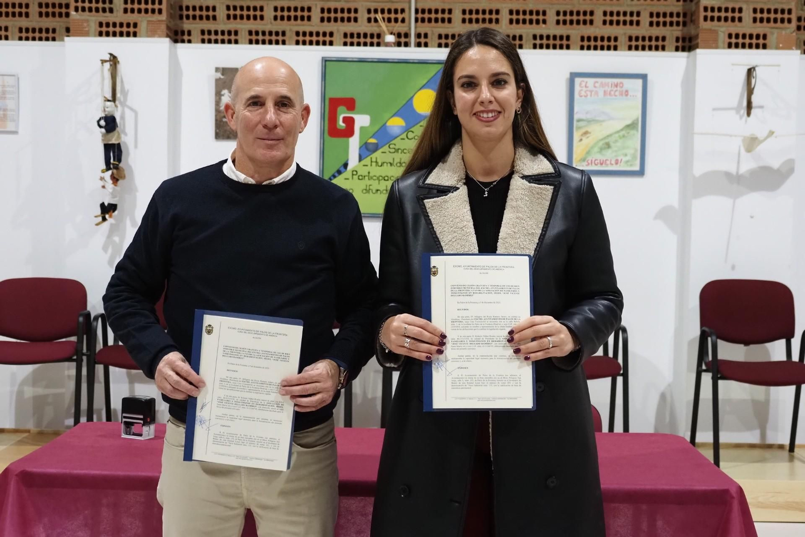 Roberto Núñez y Milagros Romero, tras la firma de la cesión de las instalaciones.