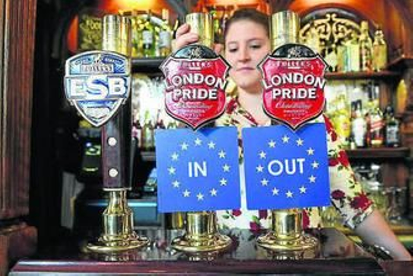 Dos grifos de cerveza que plantean las dos opciones británicas. Dos grifos de cerveza que plantean las dos opciones británicas.