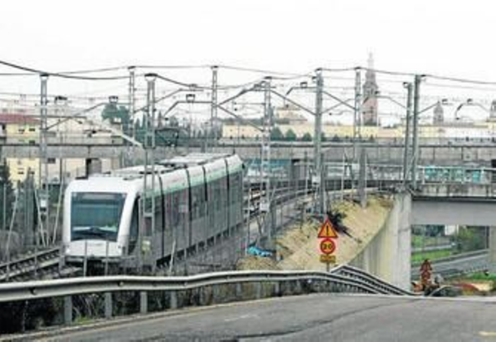 El Metro con el monumento a los Sagrados Corazones, de San Juan, al fondo.
