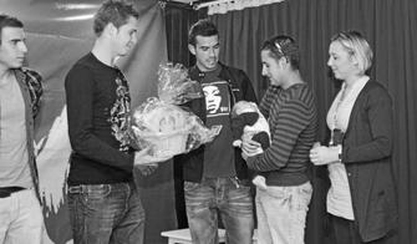 Hugo García entrega un obsequio a los padres de un bebé en presencia de Fran Cortés y José M. Caballero.