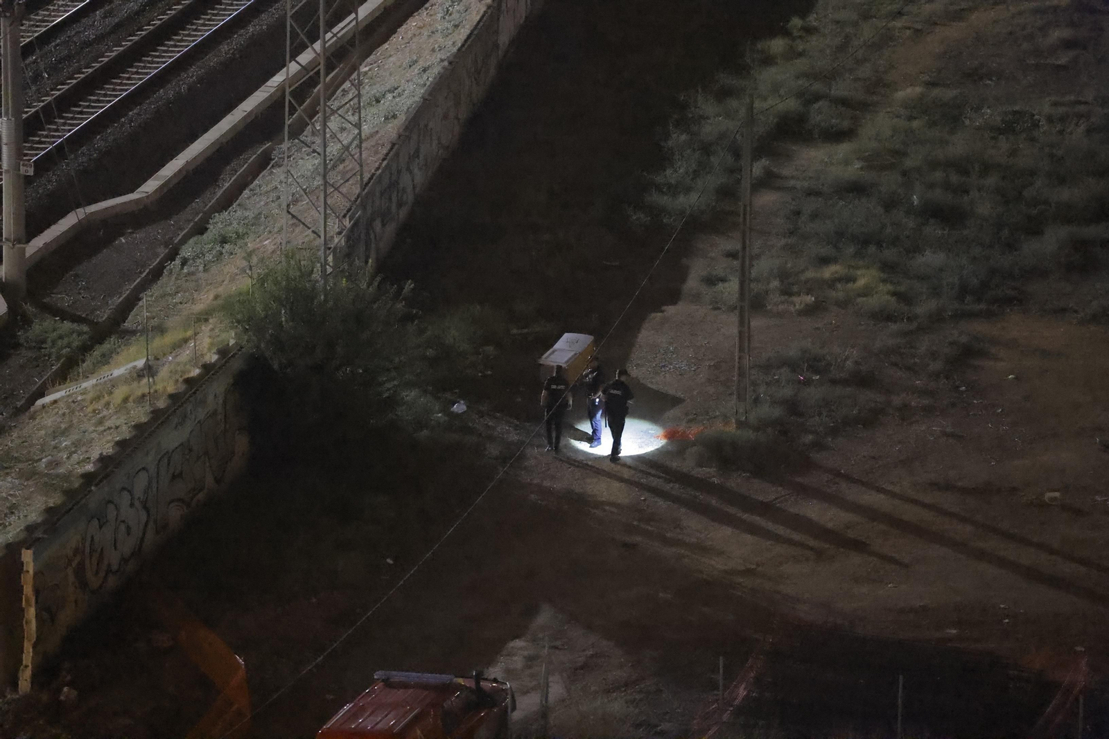 Las imágenes del dispositivo de búsqueda de la Policía y la UME para encontrar a Álvaro Prieto junto a las vías de Santa Justa