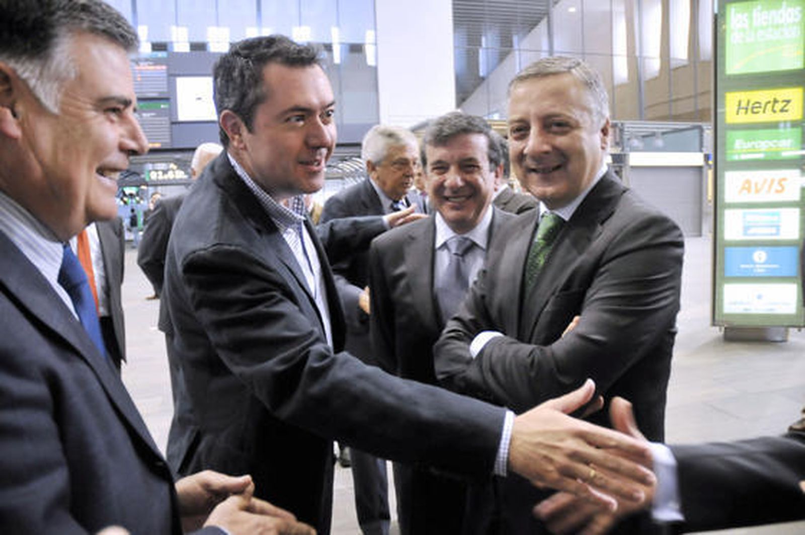 Espadas saluda a un hombre en Santa Justa ante Viera, Garrido y Blanco.  Foto: Juan Carlos Vazquez