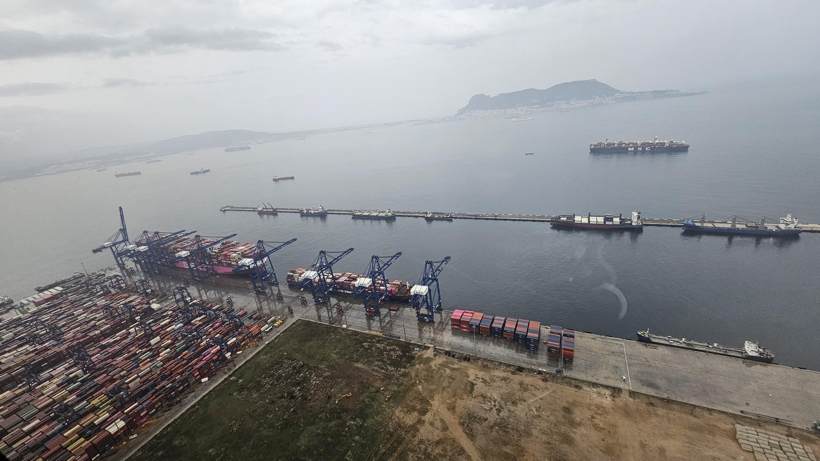 Las fotos del estrecho de Gibraltar, a vista de helicóptero: Ceuta y la bahía de Algeciras