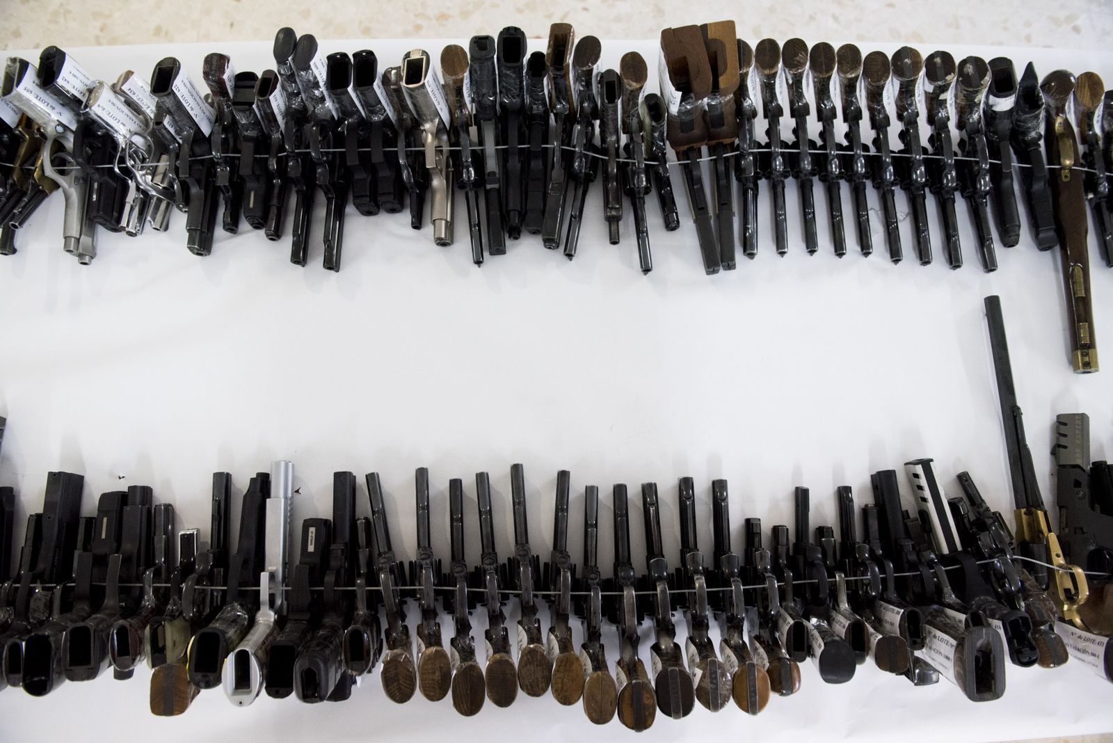 Imágenes de las armas subastadas por la Guardia Civil en Granada