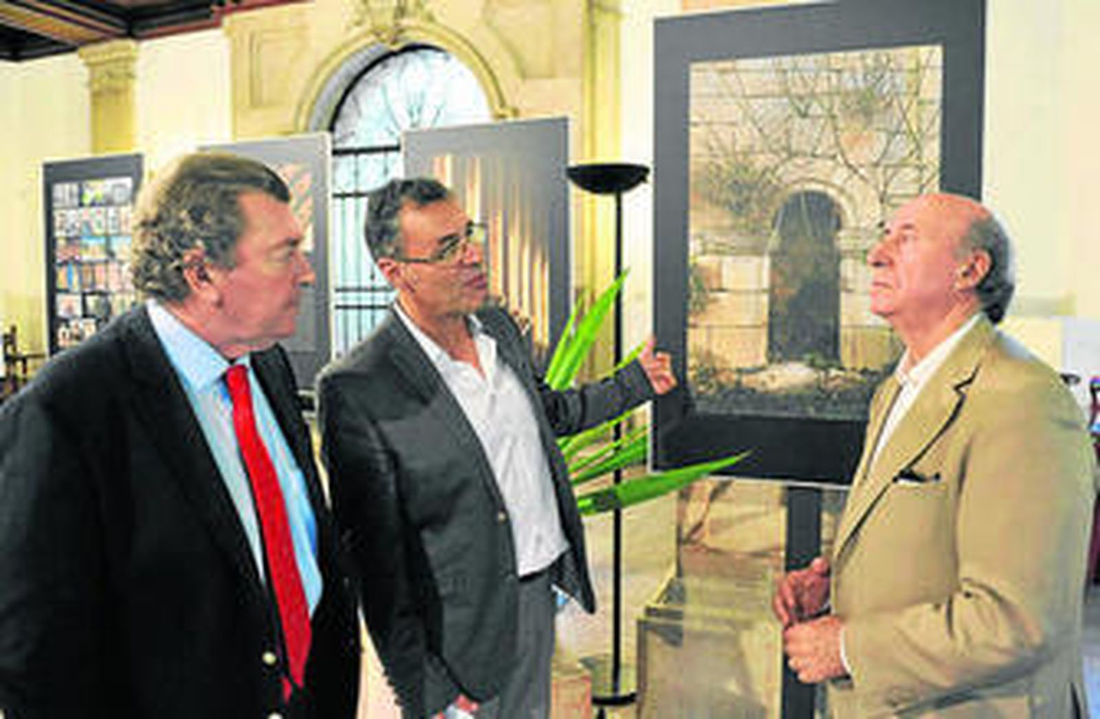González Palomino, Nuño y Peridis,  en el Consulado de Portugal.