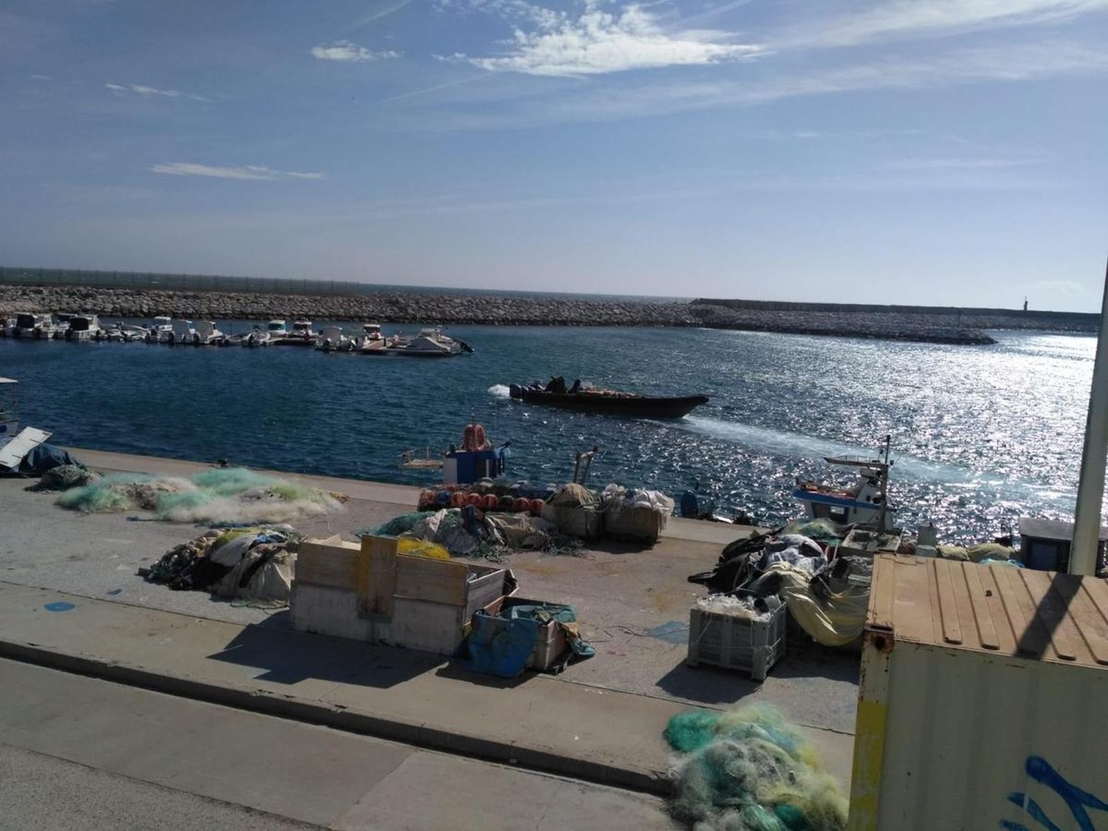 Una lancha con droga, a plena luz del día