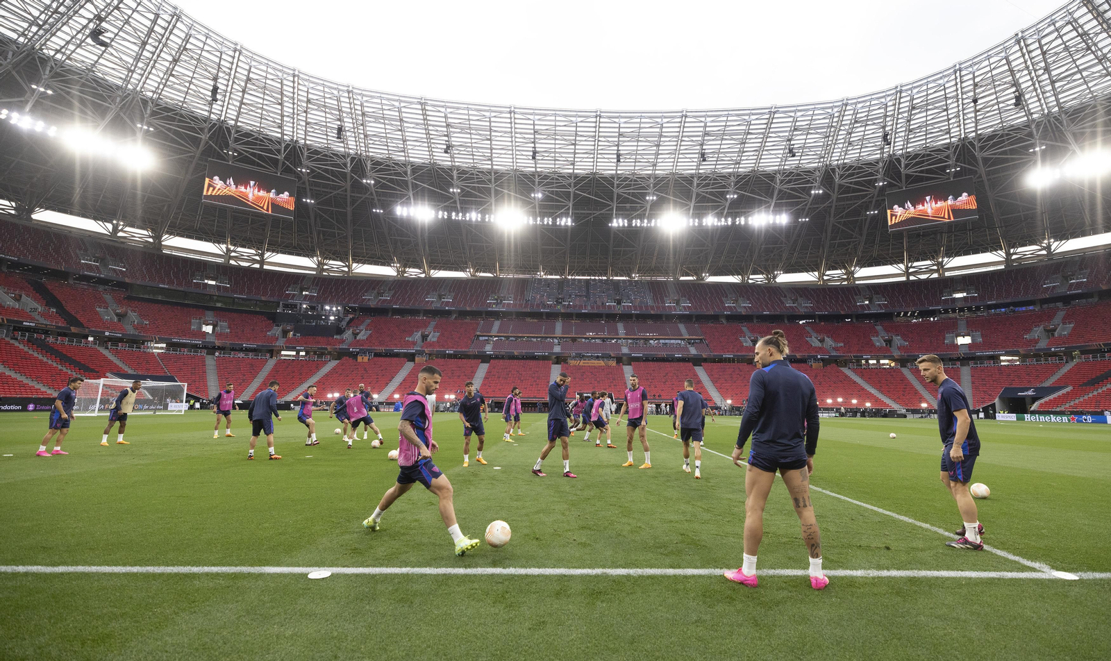 Las imágenes del entrenamiento del Sevilla FC en Budapest