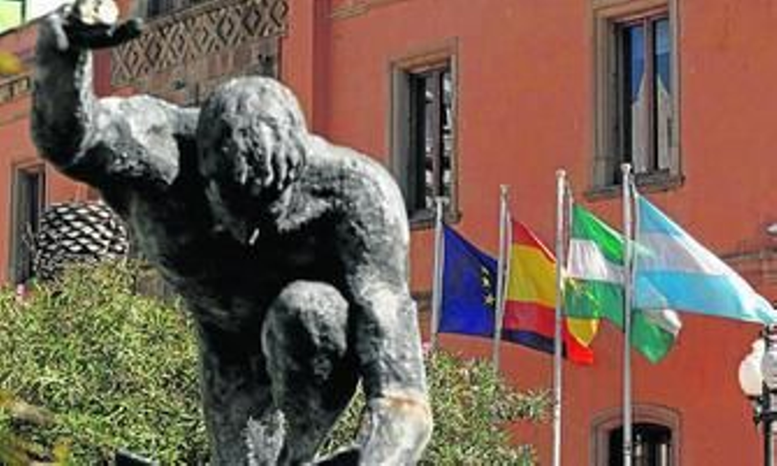 Las enseñas que ondean junto al edificio del Istmo.