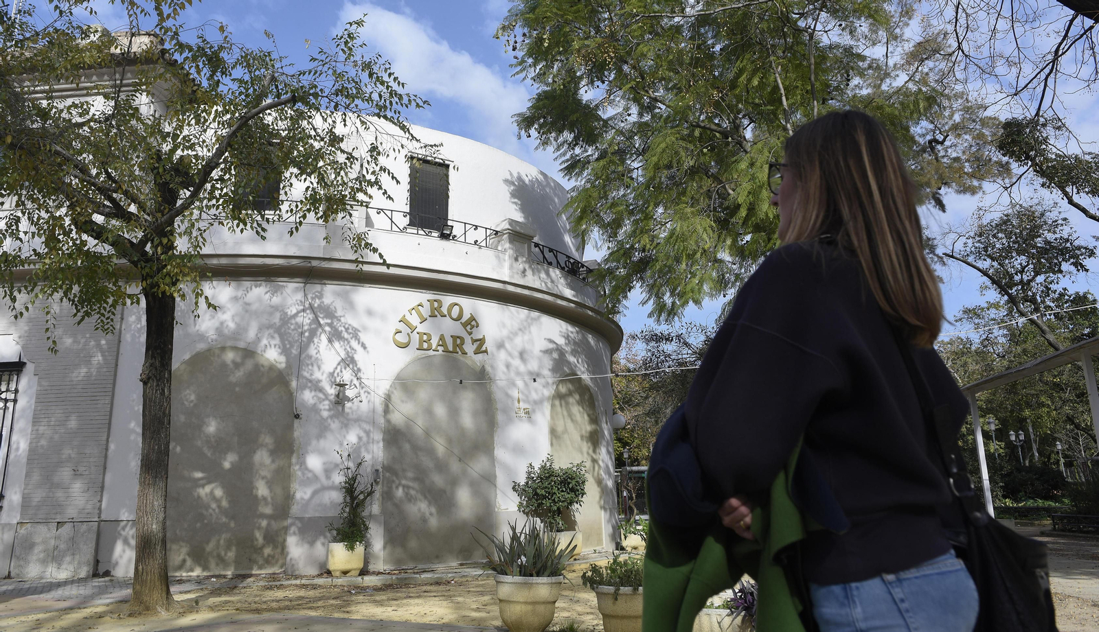 Una mujer pasa junto al pabellón Citroen, que reabrirá de nuevo como bar.