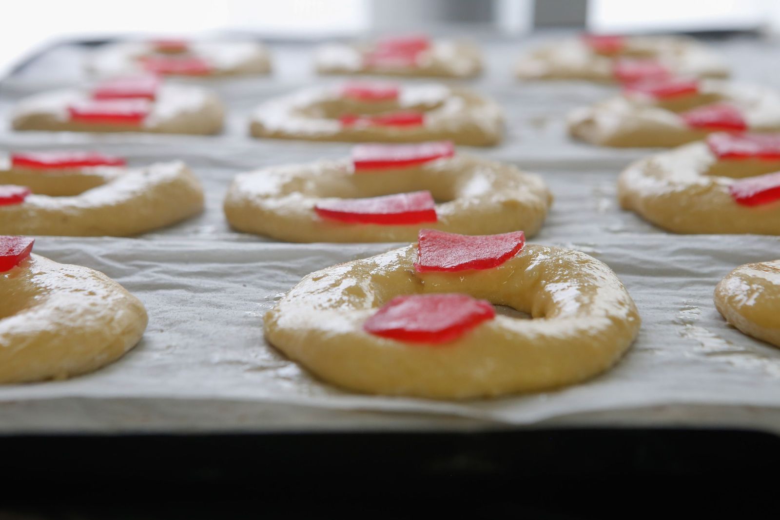 Fotos de la elaboración artesana del roscón de Reyes en la pastelería La Tarifeña
