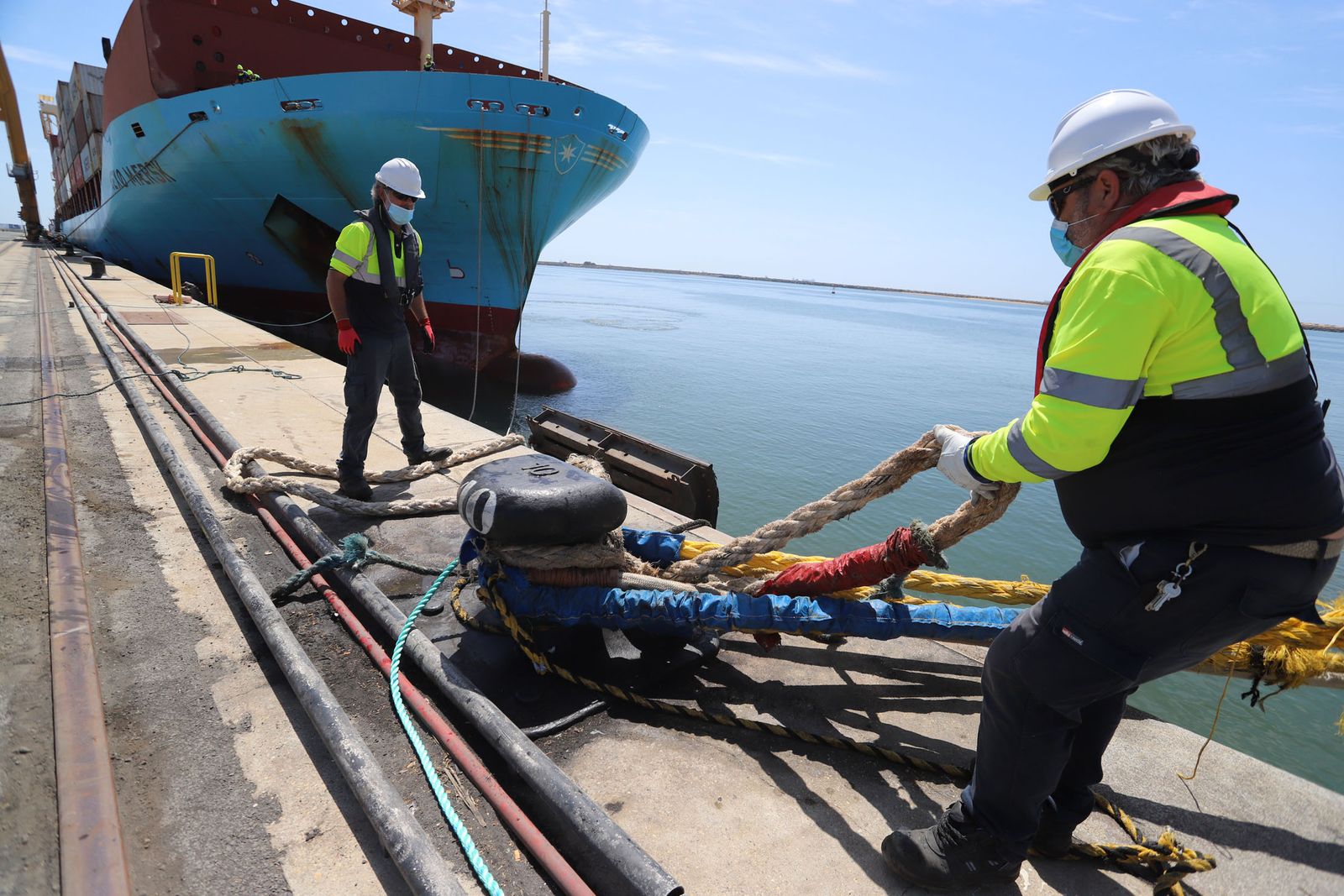 Imágenes de la llegada del buque Maersk al Puerto de Huelva, que abre las escalas con la línea entre Leixoes y Algeciras