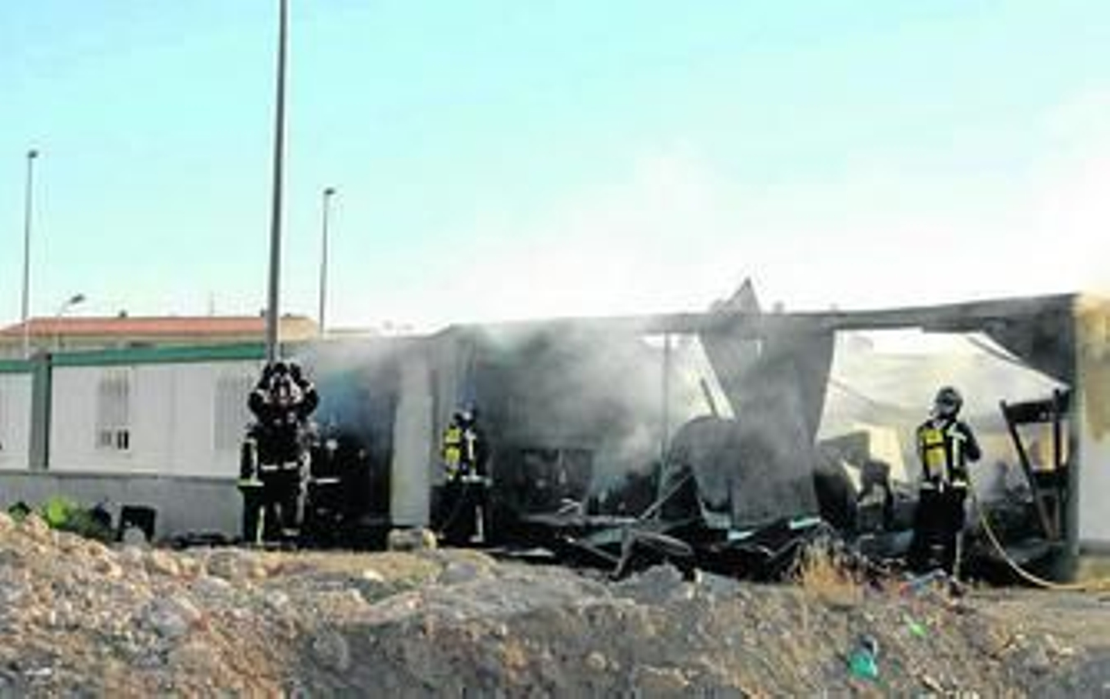 Momento en el que los bomberos apagaban el fuego .