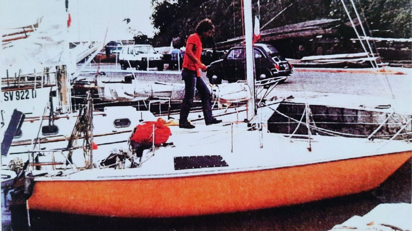 Velero reparado despues del incendio.