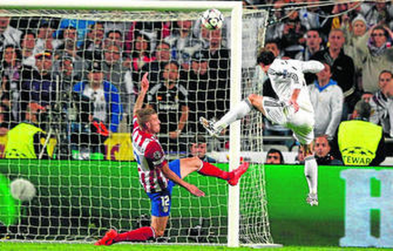 Instante en el que Gareth Bale marca el 2-1 para el Real Madrid durante la prórroga.