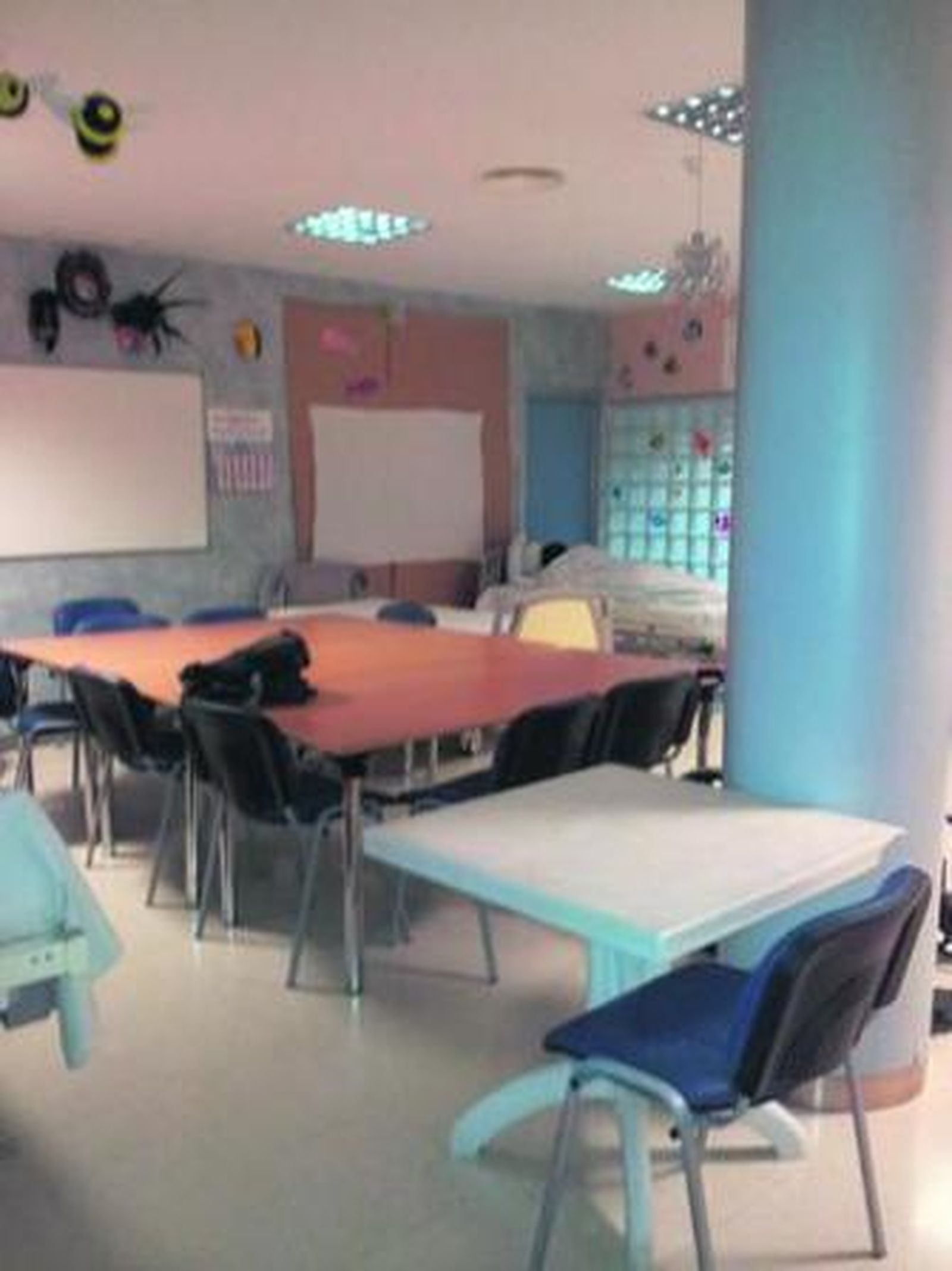 1. Al fondo del comedor de la unidad puede verse a otro paciente ingresado. 2. Dos camas en un pasillo de la Unidad de Agudos del Clínico. 3. Un enfermo en otro pasillo del hospital.