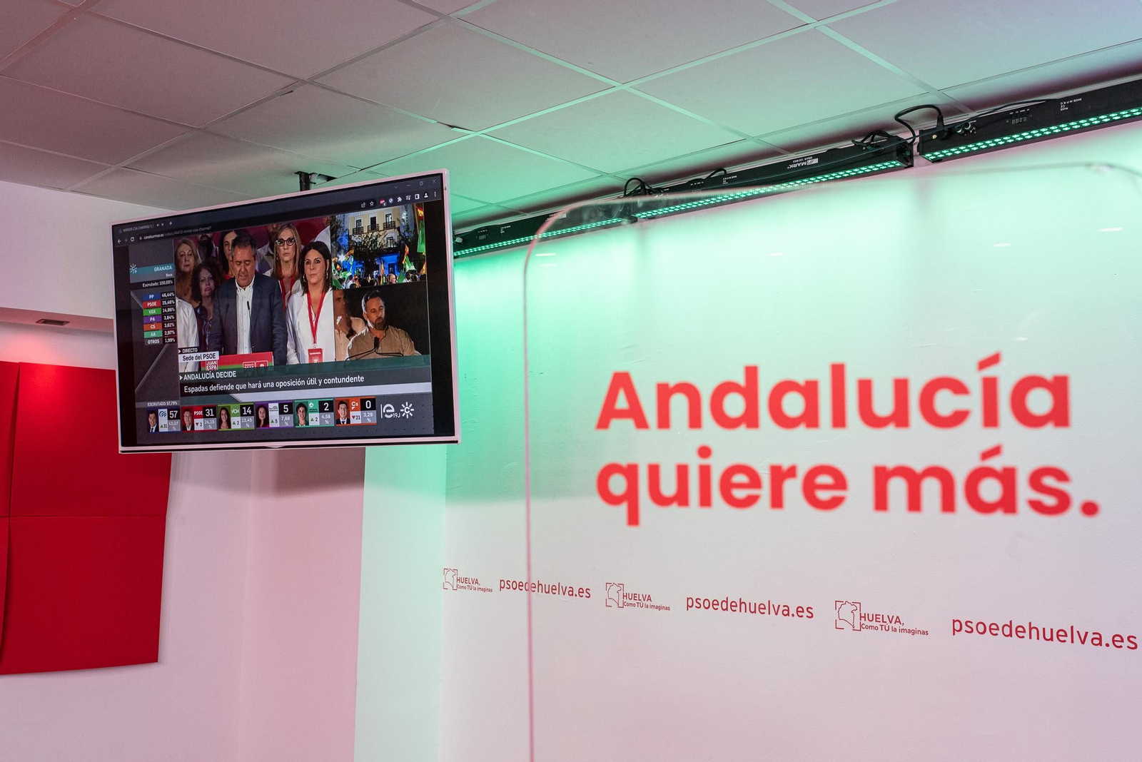 Imágenes: Así se ha vivido la noche electoral en la sede del PSOE en Huelva