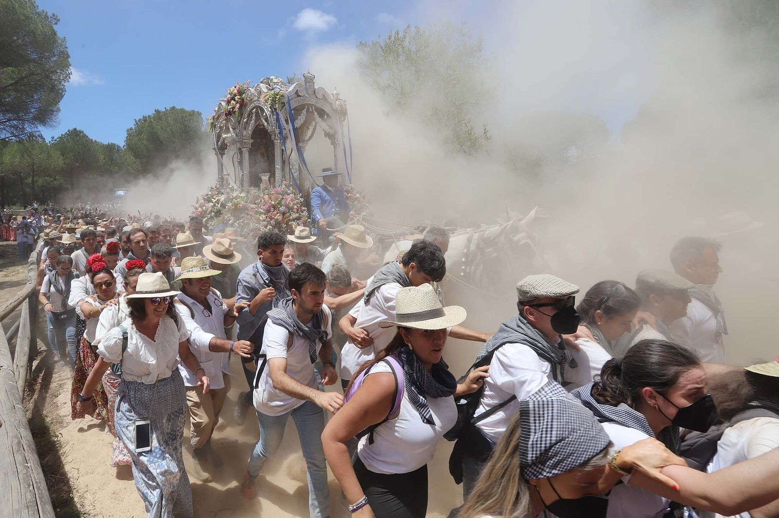 Un momento del camino de la Hermandad del Rocío de Huelva.