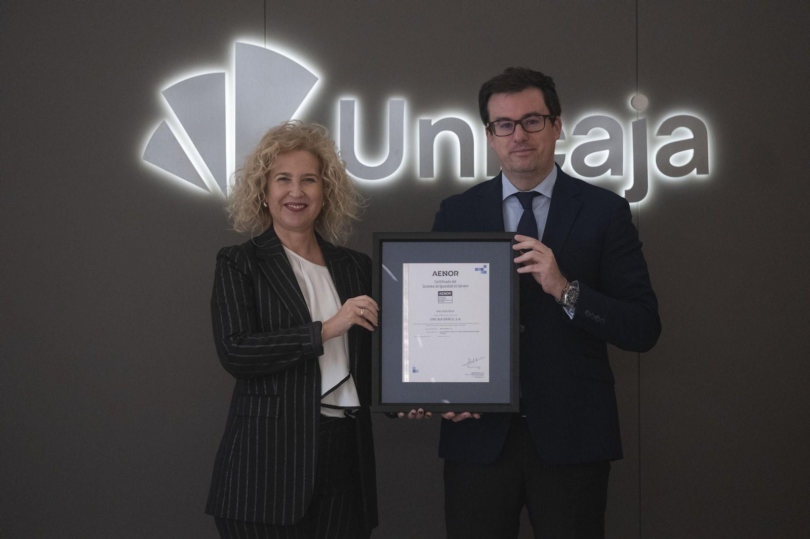 El director general de Personas, Organización y Legal de Unicaja, Juan Medina y la directora Corporativa de Personas y Organización de Aenor, Susana