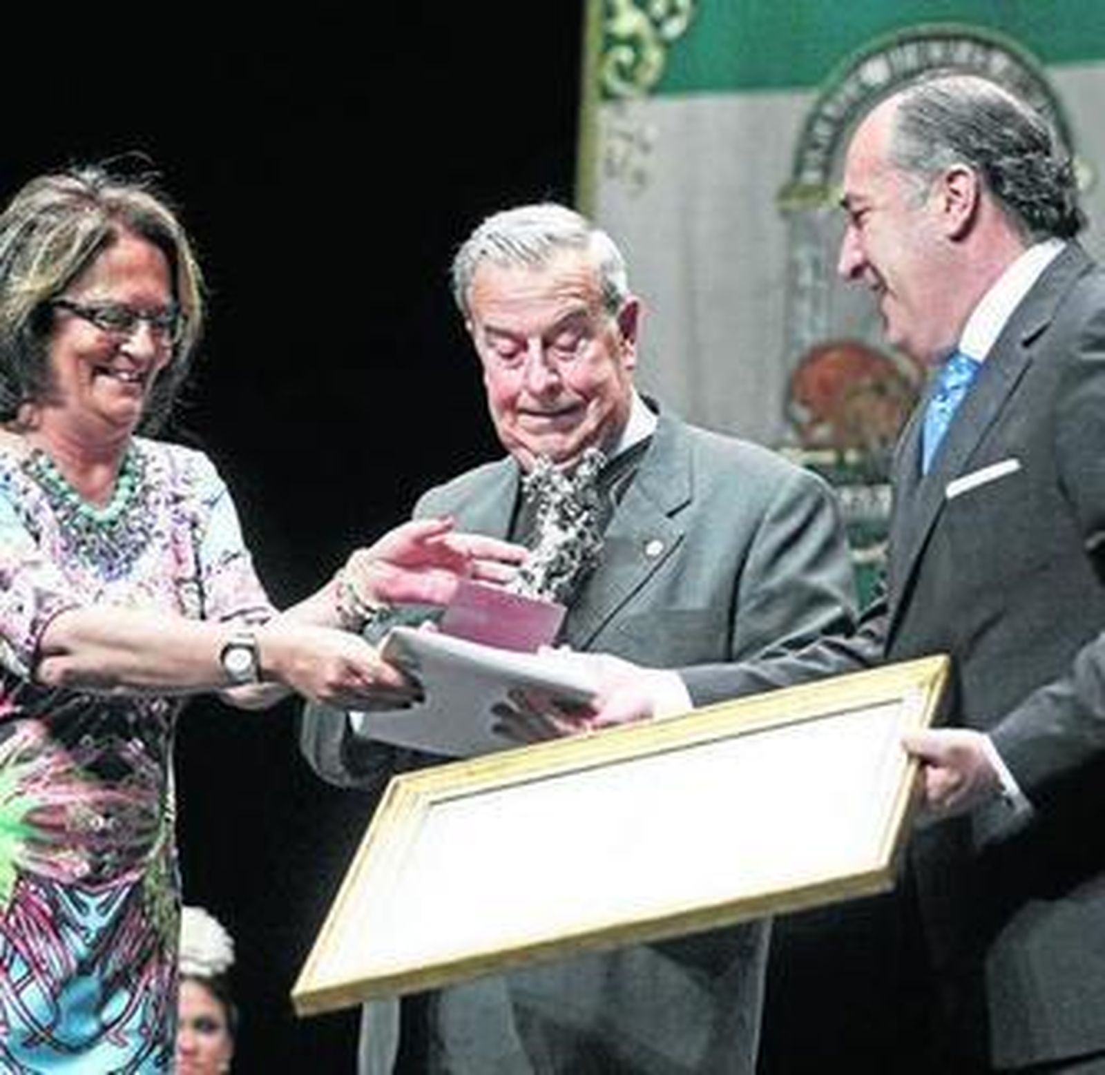 Imagen de archivo de Fernández Cote recibiendo una distinción especial.