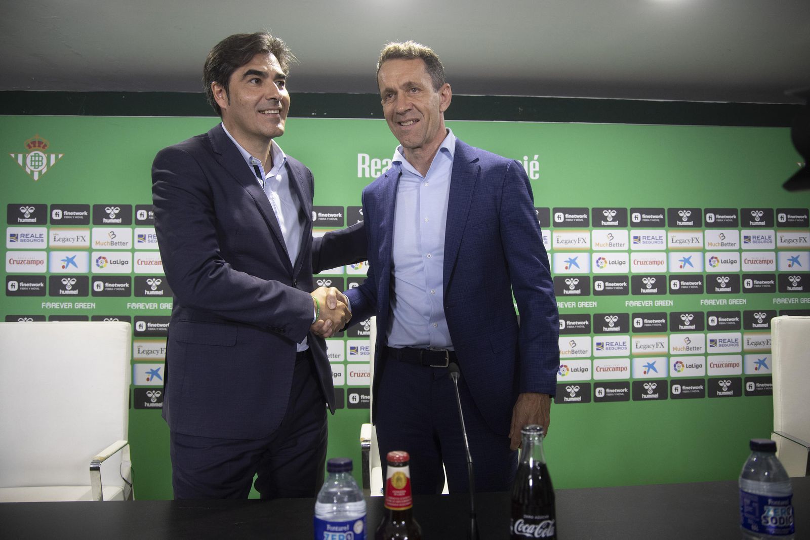 Ángel Haro y RamónPlanes, durante la presentación del nuevo director deportivo bético.
