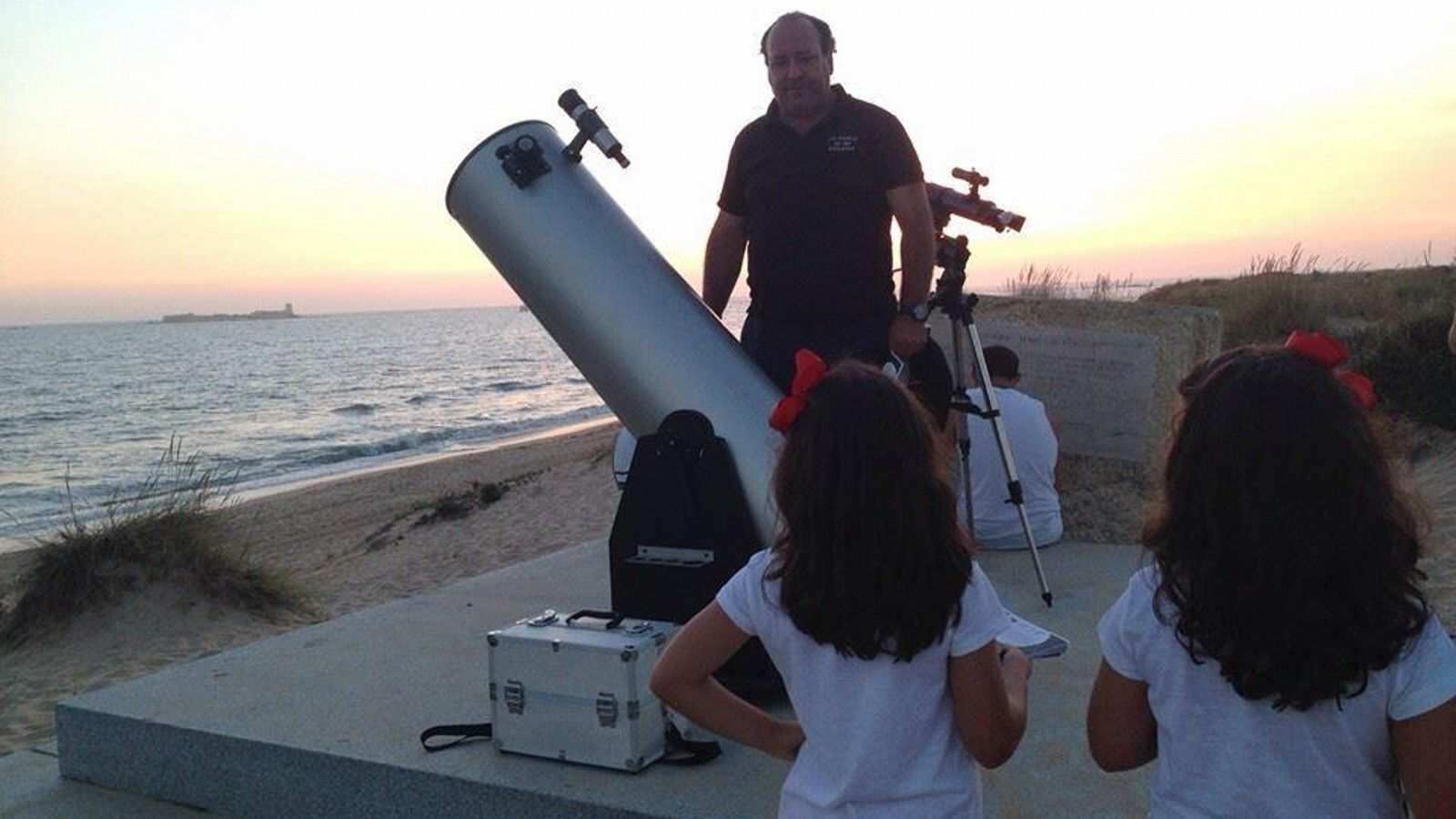 Foto de archivo del taller de observación del cielo de Sancti Petri organizado por la Ciudad de las Estrellas