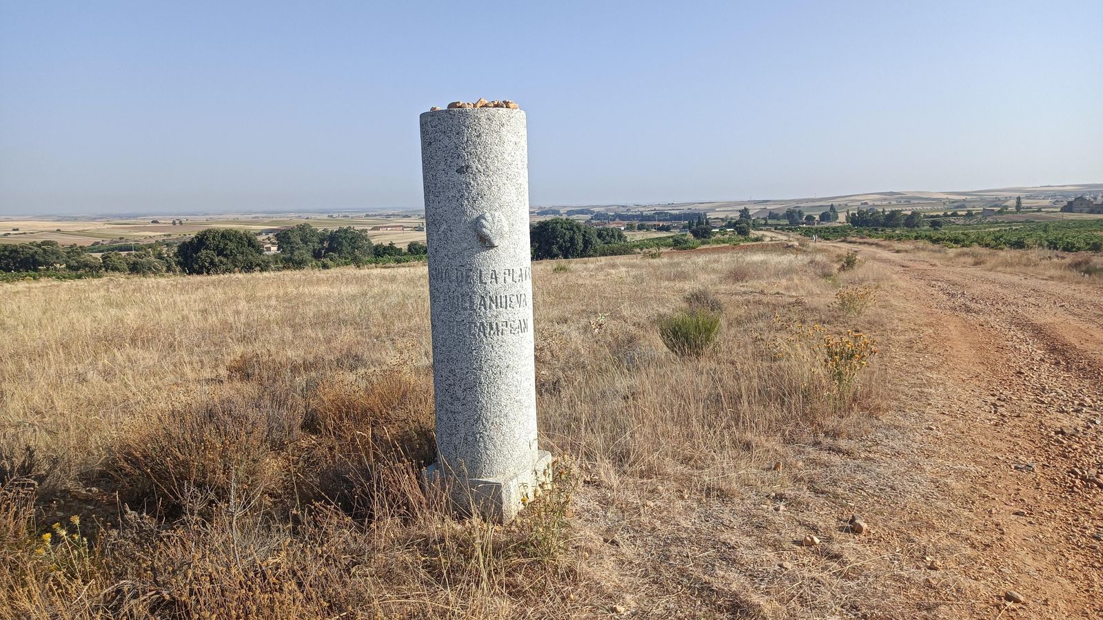Un miliario restaurado antes de Villanueva de Campeán.