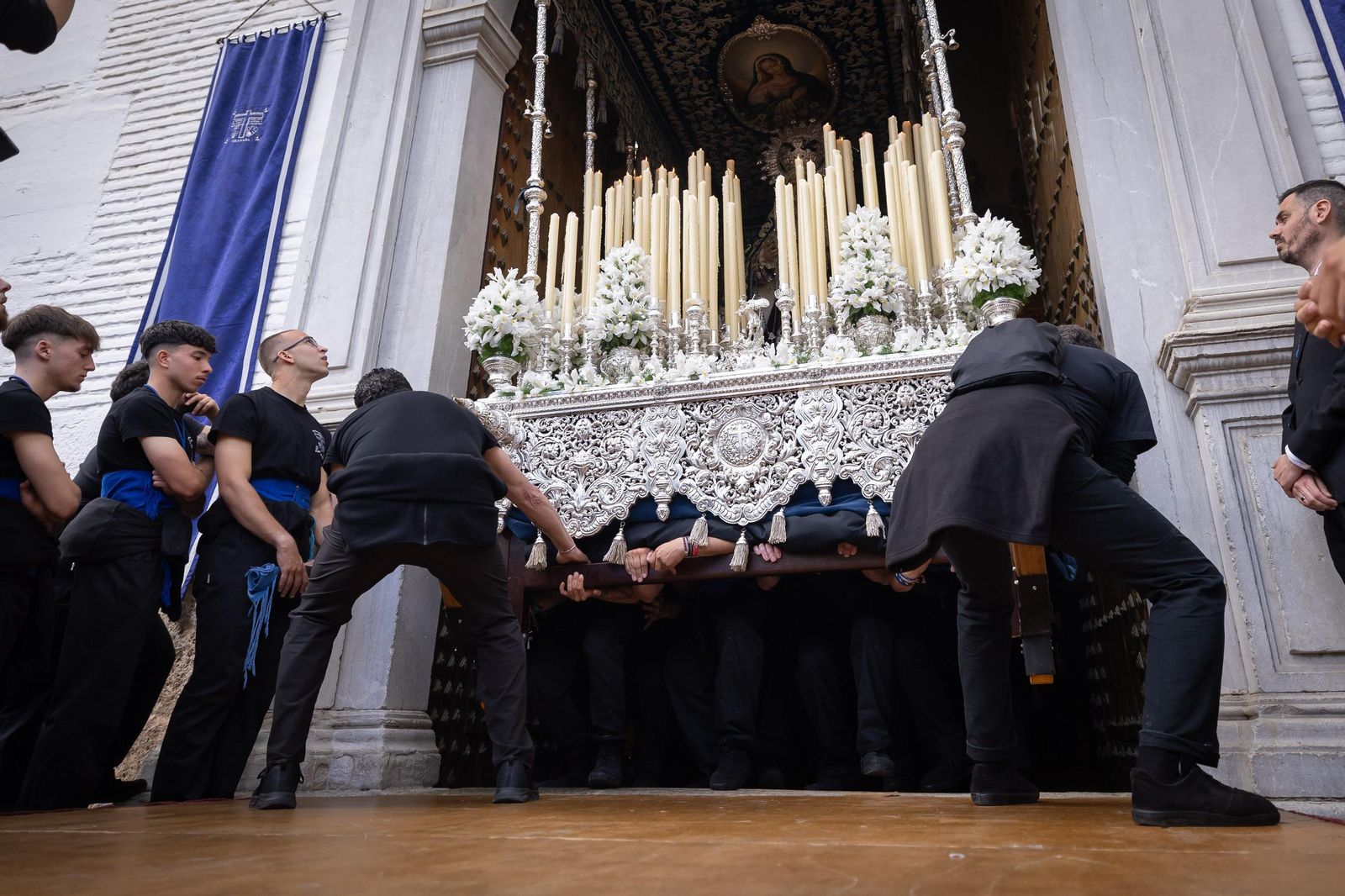 Así vivió Granada la salida de la Hermandad de la Concepción 2025