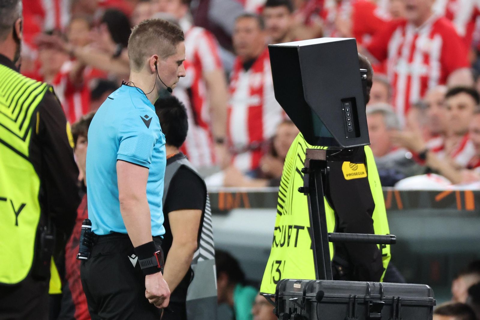 Árbitro revisa una jugada en el monitor a pie de campo.