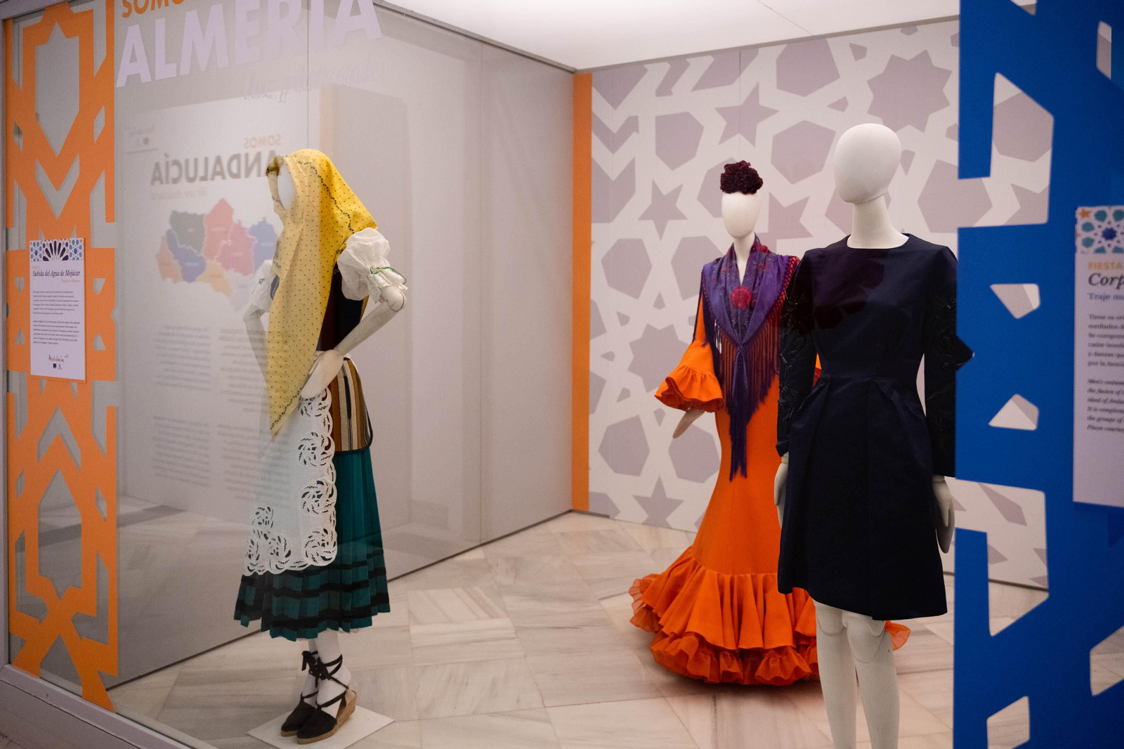 Todos los detalles de los diseños de la exposición 'Somos abril'