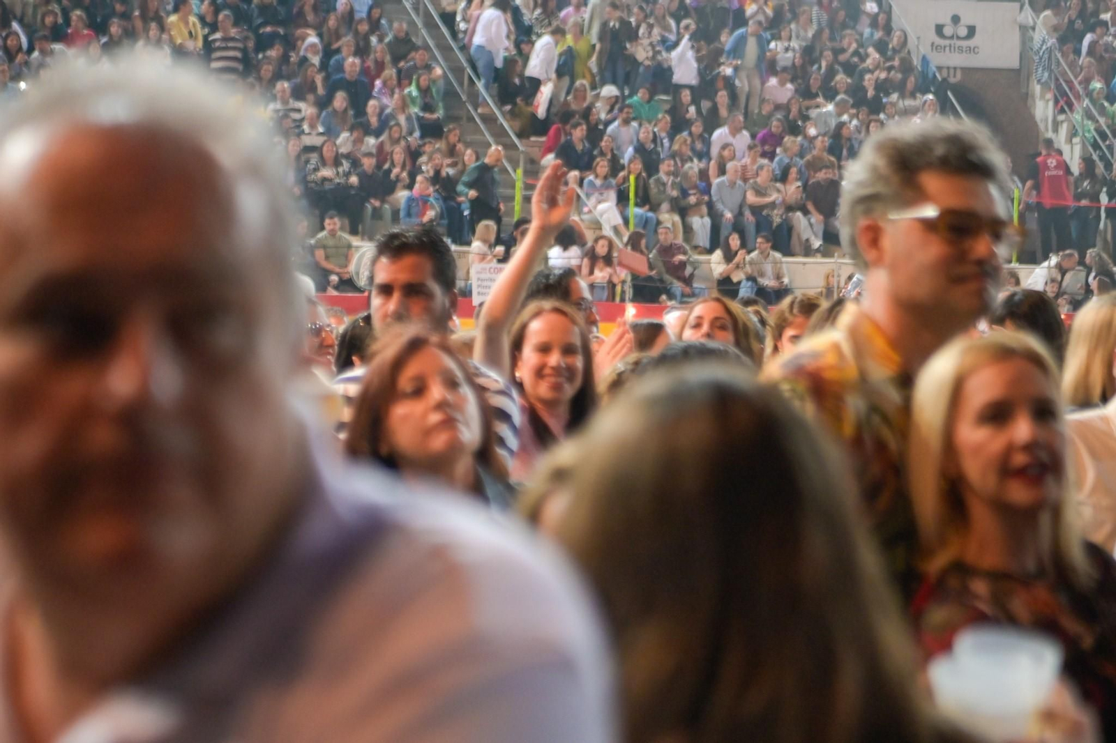 La lluvia de Granada no frena el baño de masas de un Manuel Carrasco ‘Salvaje’