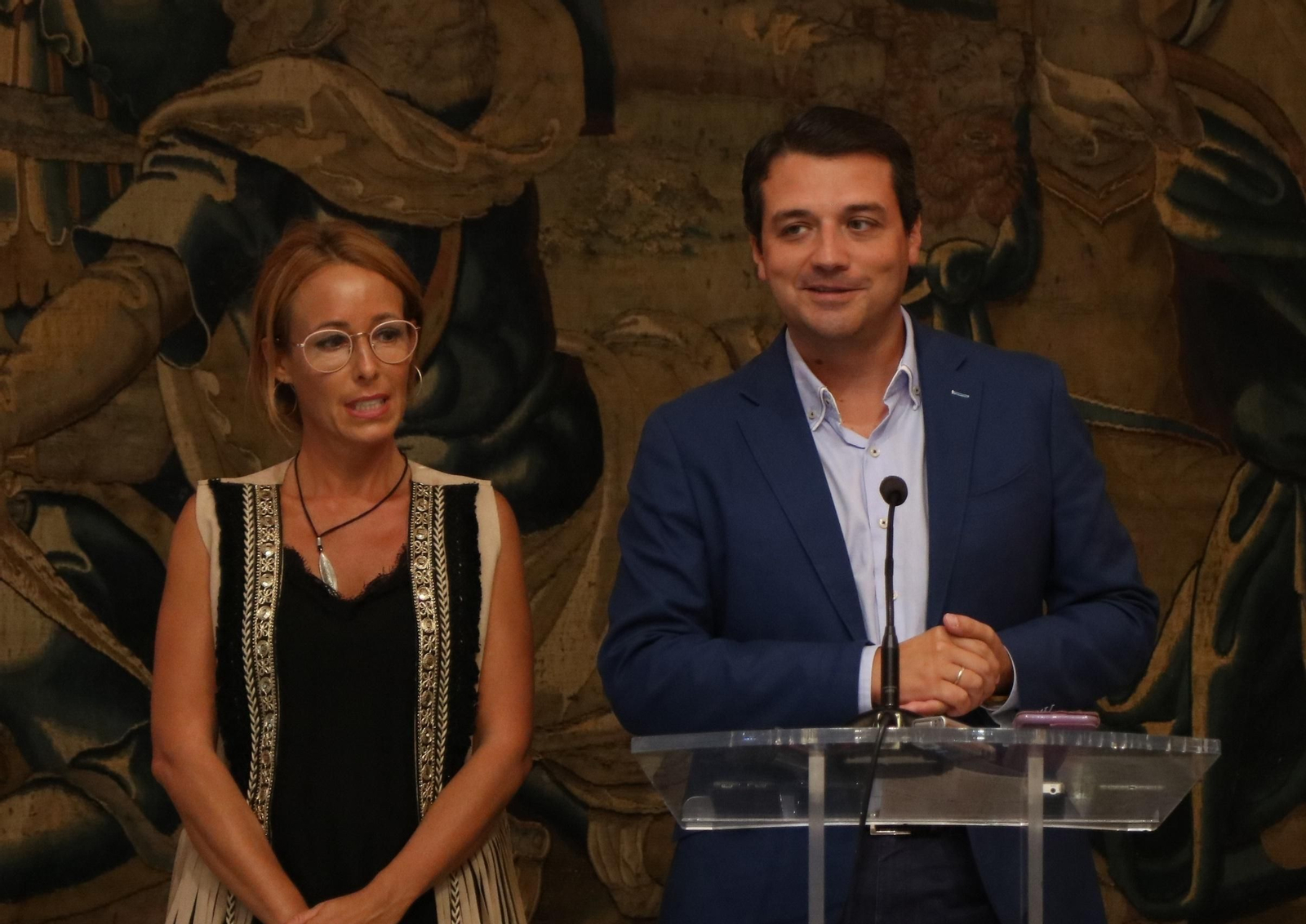 José María Bellido, junto a Marian Aguilar, en la Sala de Comisiones del Ayuntamiento de Córdoba.