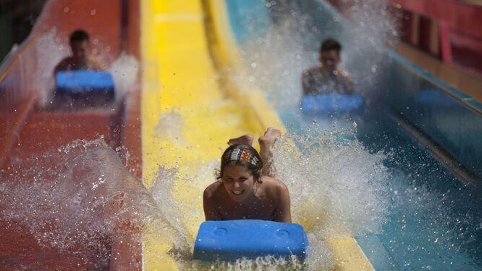 Tres jóvenes se divierten en Agua Mágica