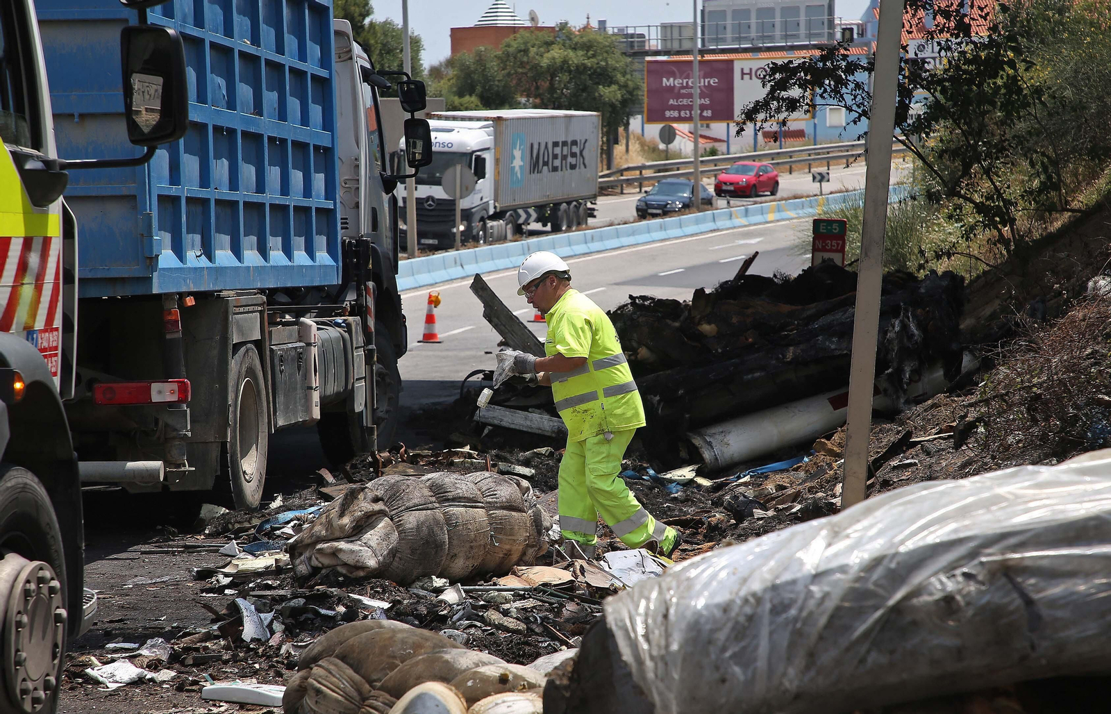 Fotos de la retirada de la carga del camión incendiado en el acceso norte de Algeciras