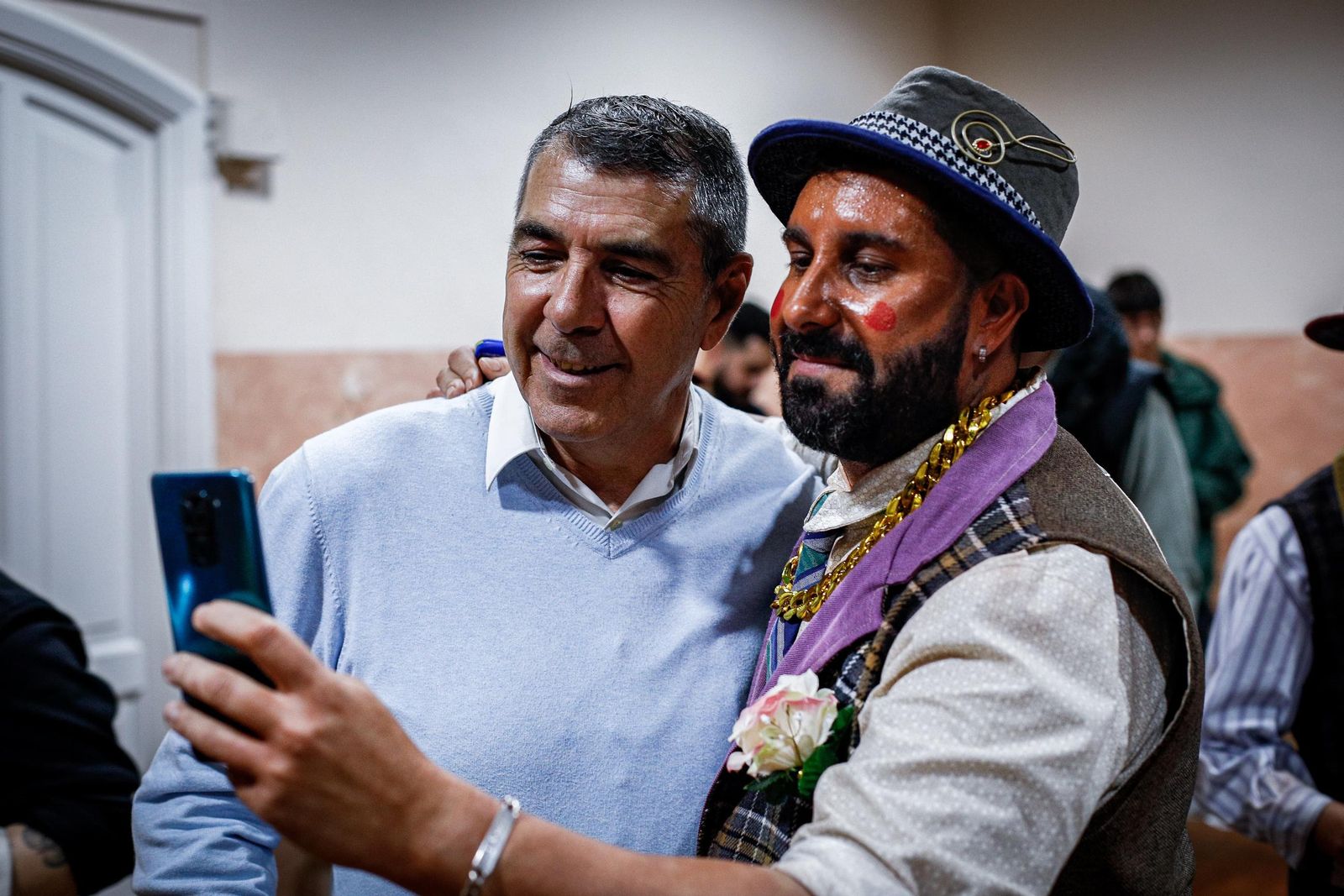 Mario Rodríguez junto a Nondedeu, uno de los componentes de su chirigota.