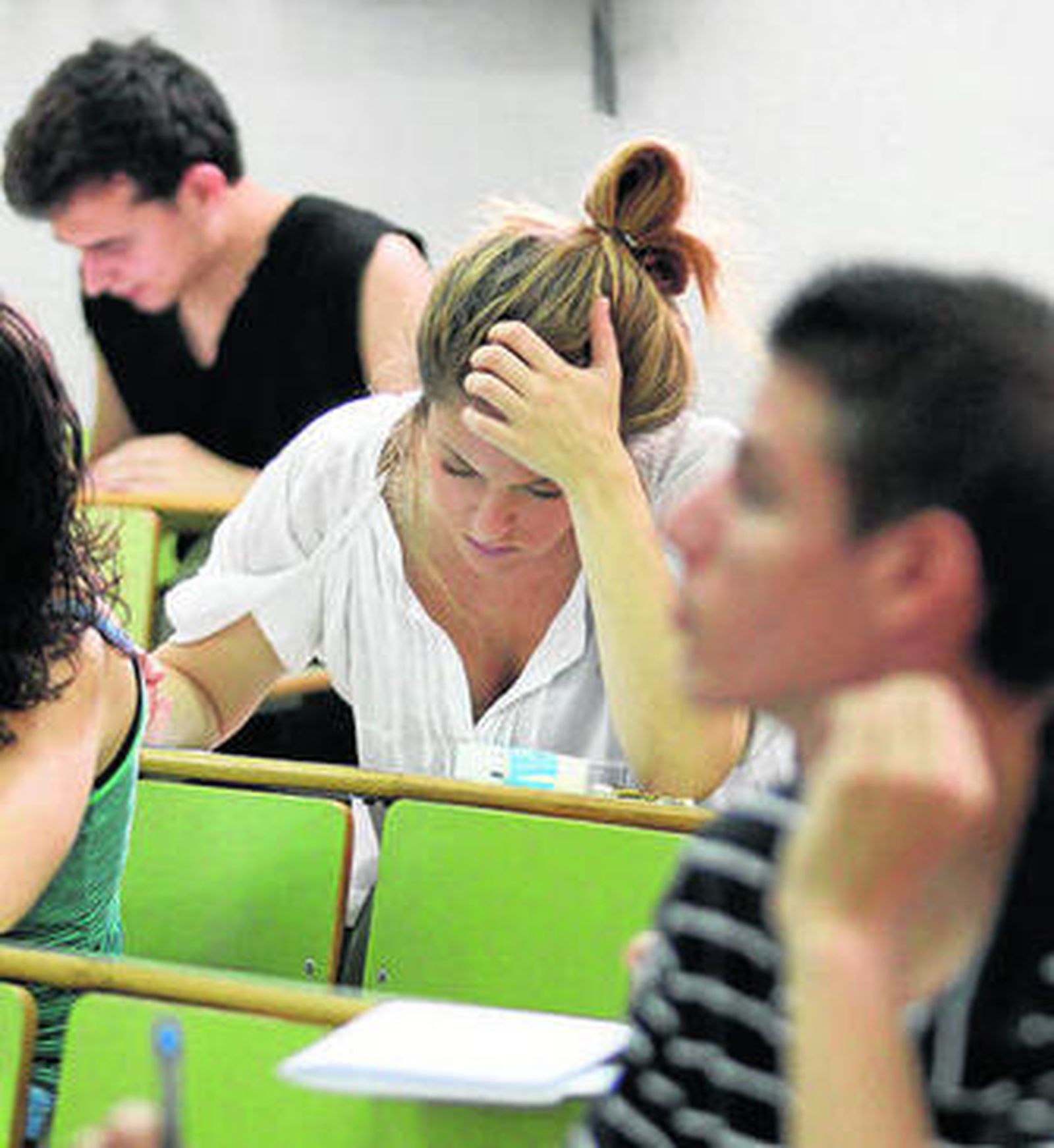 Una estudiante, pensativa, durante un examen de selectividad.