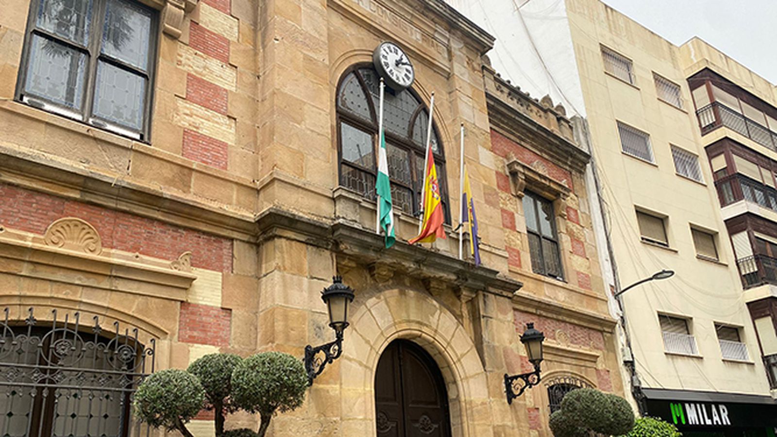 Las banderas del Ayuntamiento de Algeciras, a media asta.