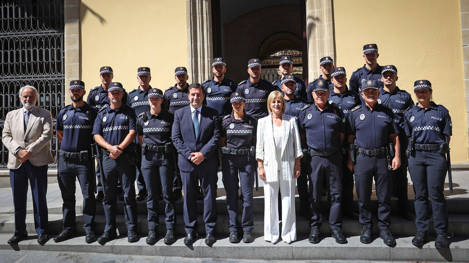 Los agentes de Policía Local en práctica junto a los mandos del cuerpo, la alcaldesa y los delegados municipales.
