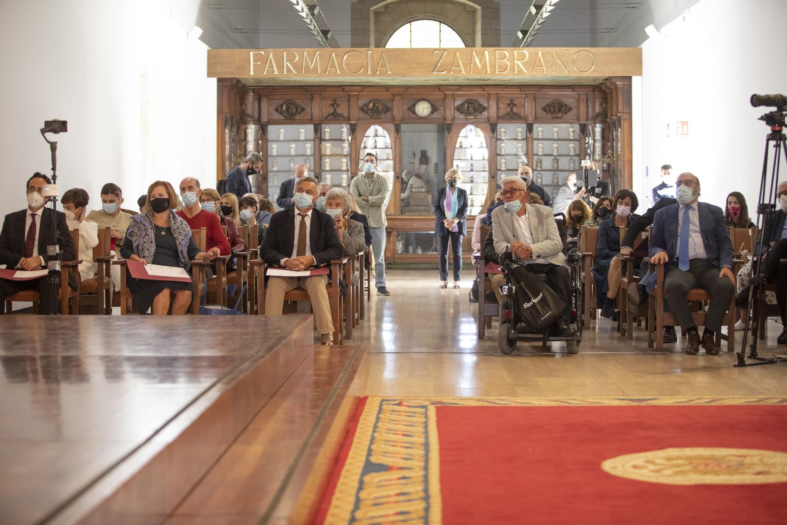 De izquierda a derecha, Alberto Yoldi, Olga Ros García-Duarte, José Luis Palanco, Federico Hernández y Juan Manuel Fernández Otero, en primera fila de los familiares de los homenajeados.