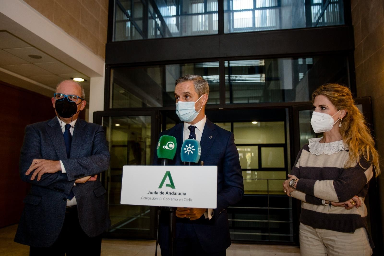 El presidente de la CEC, Javier Sánchez Rojas, acompaña al consejero de Hacienda y Financiación Europea, Juan Bravo, en su comparecencia este martes.