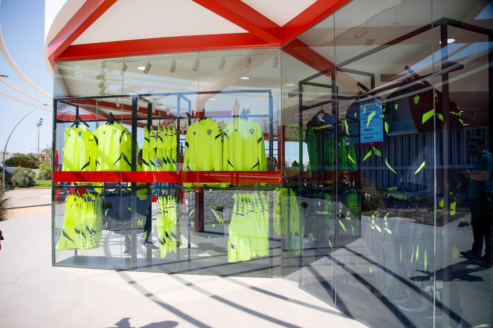 Las imágenes de la campaña de abonos de la UDA y apertura de la tienda del club