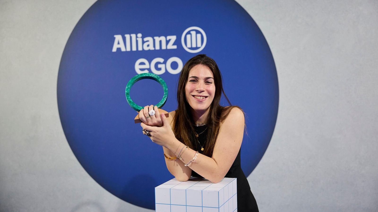 Lis Domínguez, de Alineo Studio, con su premio conseguido en Madrid