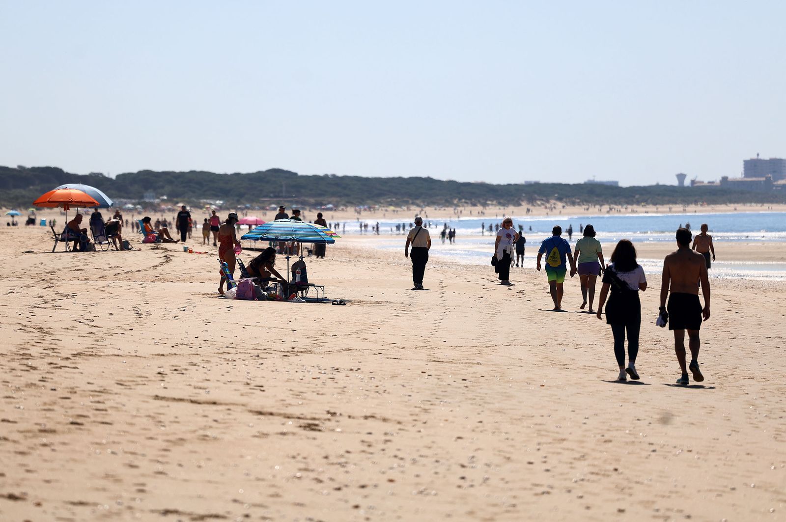 Imágenes del ambiente en las playas de Huelva durante la mañana